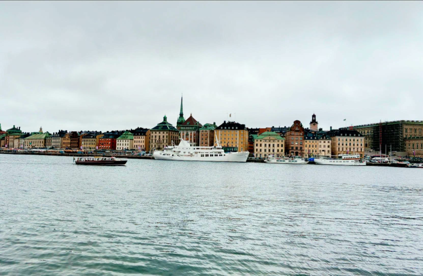 🍂✨ Stockholm in autumn… where golden leaves meet Nordic charm, and every street feels like a scene from a dream. 🍁🤎

#AutumnInStockholm #StockholmSweden #SwedishAutumn #FallVibes #Scandinavia #StockholmVibes 🇸🇪 | PictShare.online photography