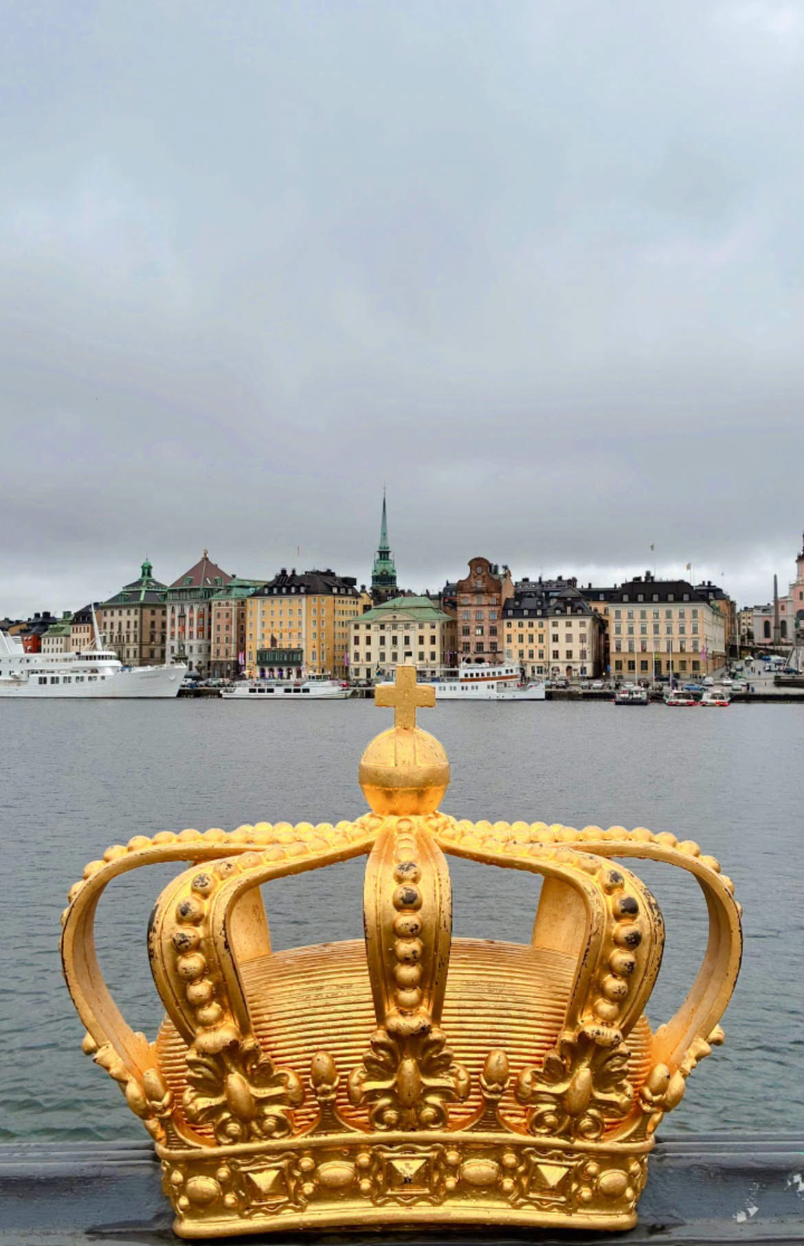 🍂✨ Stockholm in autumn… where golden leaves meet Nordic charm, and every street feels like a scene from a dream. 🍁🤎

#AutumnInStockholm #StockholmSweden #SwedishAutumn #FallVibes #Scandinavia #StockholmVibes 🇸🇪 | PictShare.online photography